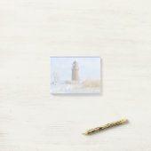 Stevige vuurtoren op een rotsachtige kust in de wi post-it® notes (Op bureau)