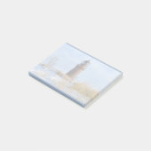 Stevige vuurtoren op een rotsachtige kust in de wi post-it® notes (Schuin)