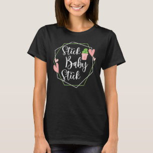 Stick Baby Stick IVF Overdrachtdag IVF Koppel T-shirt