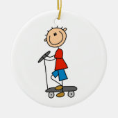 Stick Figuur Boy op Scooter Keramisch Ornament (Voorkant)