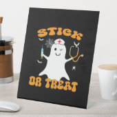 Stick or Treat Nurse Funny Halloween Kostuum Essen Reclamebord Met Voetstuk (Insitu)