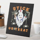 Stick or Treat Nurse Spooky Nurse Costume Funny Ha Reclamebord Met Voetstuk (Insitu)