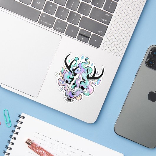 Sticker - "Gehornd Schedel en Rook" (Laptop met iPhone)