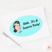 Sticker.. Het is een verrassingsfeestje! Knipdasse Ovale Sticker (Envelop)