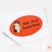 Sticker.. Het is een verrassingsfeestje! Knipdasse Ovale Sticker (Envelop)