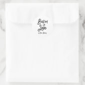 Sticker met borstellettering 'Gebakken met liefde' (Tas)