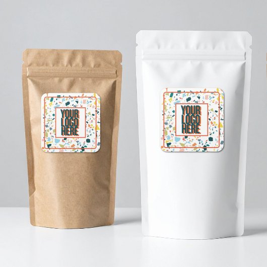 Sticker met eigen logo en kleurrijke vlekjes