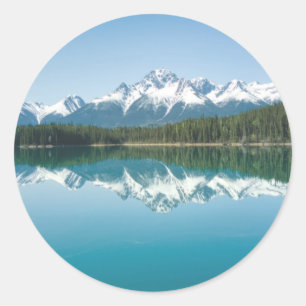 Sticker met weerspiegeling van besneeuwde berg