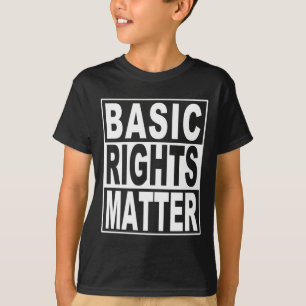 Sticker over basisrechten-protest t-shirt