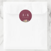 Stickers, Elegant bloemenbordeaux monogram Ronde Sticker (Tas)