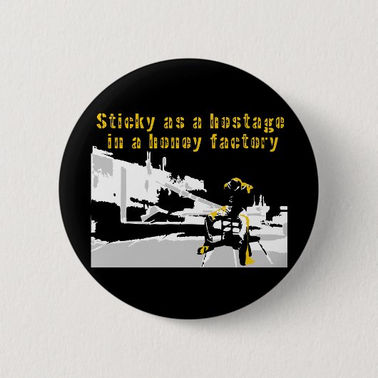 Sticky als gijzelaar in een honingfabriek ronde button 5,7 cm (Voorkant)