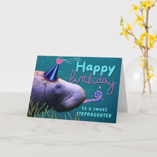 Stiefdochter Verjaardag Schattigee Manatee op fees Kaart (Gele Bloem)
