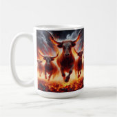 Stieren laden door een vurig landschap koffiemok (Links)