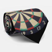 stiert ogen op een dartboard; stropdas (Opgerold)