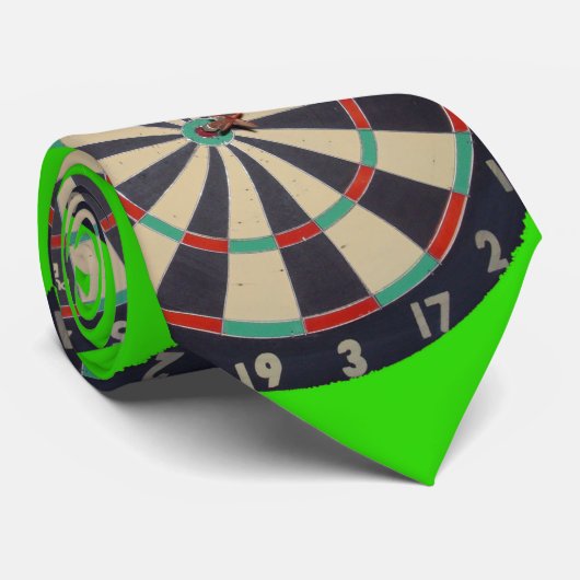stiert ogen op een dartboard; stropdas (Opgerold)