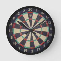 stiert ogen op het dartboard;