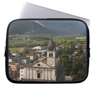 Stiftskerk in de ochtend, Arco, Trente Laptop Sleeve
