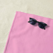 Stijl Roze Zon Burst Custom Monogram Strandlaken (In situ)