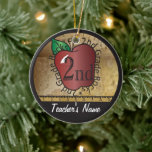 stijl tweede klas van de leraar | Chalkboard Keramisch Ornament<br><div class="desc">⭐ ⭐ ⭐ 5 sterren Review. Tweede schoolleraar: Ornament. Unieke stijlvolle 2e klas schoollerarenontwerp, klaar om je te personaliseren. Aanbevolen in een schoolstijl met de gezegde "2e Grade Rocks" kerstversiering voor leraren. 📌 Als u nog meer aanpassingen nodig hebt, klikt u op de knop "Klik om verder aan te passen"...</div>