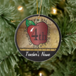 stijl van de leraar, vierde klas | Chalkboard Keramisch Ornament<br><div class="desc">Redone!!!! Ornament leraar derde klas. Unieke stijlvolle vormgeving voor docenten van de derde klas, klaar om je te personaliseren. Aanbevolen in een schoolstijl met het gezegde "3rd Grade Rocks"-kerstversiering voor leraren. 🥇 EEN ORIGINEEL KOPYRIGHT ART ONTWERP VAN Donna Siegrist ALLEEN BESCHIKBAAR OP ZAZZLE! ✔ OPMERKING: ALLEEN DE NOODZAKELIJKE SJABLOON WIJZIGEN!...</div>