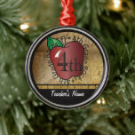stijl van de leraar, vierde klas | Chalkboard Metalen Ornament<br><div class="desc">De vierde kerstversiering van leraar in de klas is klaar om je te personaliseren. 🥇 EEN ORIGINEEL KOPYRIGHT ART ONTWERP VAN Donna Siegrist ALLEEN BESCHIKBAAR OP ZAZZLE! ✔ OPMERKING: ALLEEN DE NOODZAKELIJKE SJABLOON WIJZIGEN! 😀 Indien nodig, kunt u sommige tekst verwijderen en beginnen vers toevoegend welke tekst en doopvont u...</div>