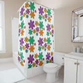 Stijlbloemen van 70 s op het gordijn van de douche (In situ)