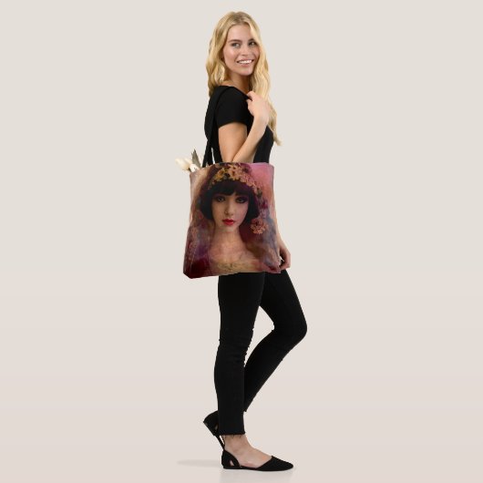 stijlportret van mooie vrouw in roze tote bag (Op model)