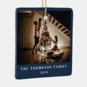 Stijlvol 2023 Family Photo Minimalist Marineblauw Keramisch Ornament (Rechts)