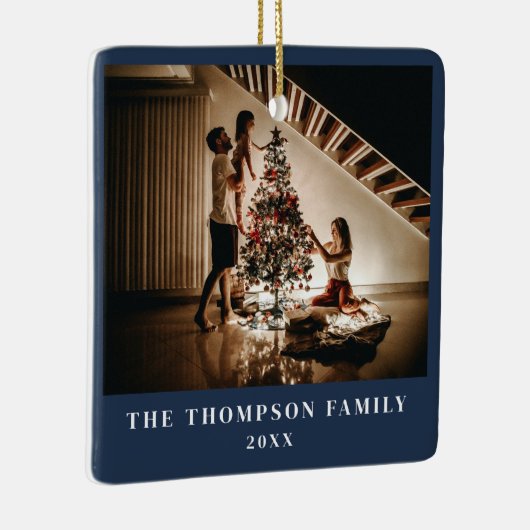 Stijlvol 2023 Family Photo Minimalist Marineblauw Keramisch Ornament (Rechts)