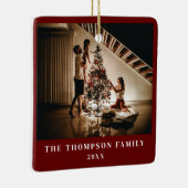 Stijlvol 2024 Family Photo Minimalist Donkerrood Keramisch Ornament (Rechts)