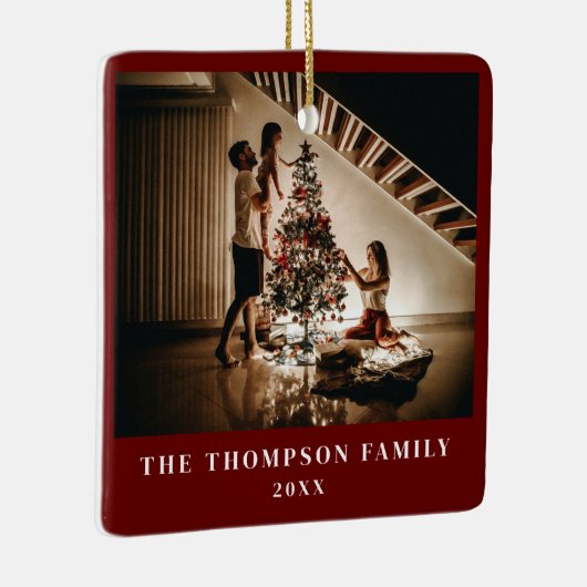 Stijlvol 2024 Family Photo Minimalist Donkerrood Keramisch Ornament (Rechts)