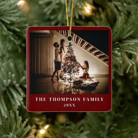 Stijlvol 2024 Family Photo Minimalist Donkerrood Keramisch Ornament (Boom)