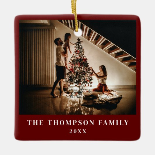 Stijlvol 2024 Family Photo Minimalist Donkerrood Keramisch Ornament (Voorkant)