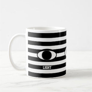 Stijlvol abstract oog op zwart-wit gestreept koffiemok