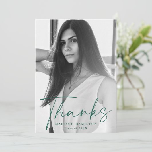 Stijlvol Afstuderen voor groene Script-foto Bedankkaart (Staand voorkant)