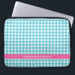 Stijlvol Aqua Houndstooth Pattern Laptop Sleeve<br><div class="desc">Pas deze laptophoes aan met jouw naam of tekst van uw keuze.
 Gevoelig</div>