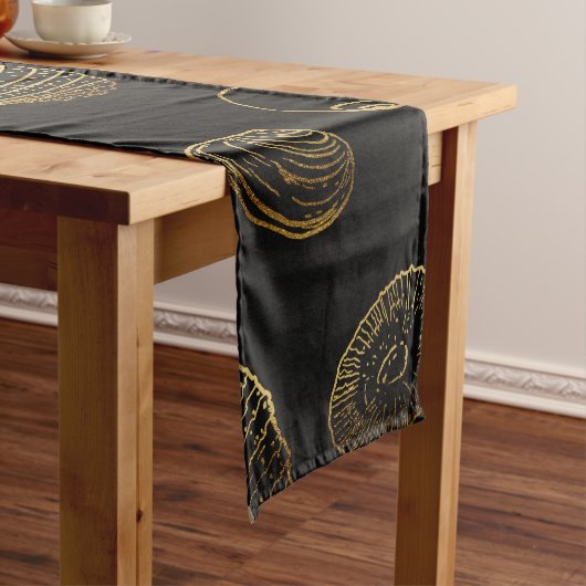 Stijlvol Black Gold Seashells Pattern Medium Tafelloper (Voorbeeld)