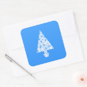 Stijlvol blauw en wit kerstboomontwerp. vierkante sticker (Envelop)