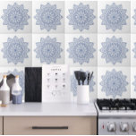 Stijlvol blauw geometrisch patroon keramische Tege Tegeltje<br><div class="desc">Deze stijlvolle blauwe Geometrische patroon keramische Tegel is perfect voor een modern, oud traditioneel interieurontwerp of backsplash. De tegel is voorzien van een patroon met een vlakkere patroonstijl in een stijlvolle, verse blauwe en witte kleur, die perfect is voor elke ruimte. Gebruik het als een accent in je keuken, badkamer...</div>