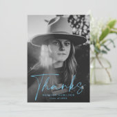 Stijlvol blauw script Afstuderen foto's Bedankkaart (Staand voorkant)