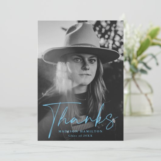 Stijlvol blauw script Afstuderen foto's Bedankkaart (Staand voorkant)