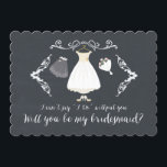 Stijlvol Chalkboard zal je mijn Bridesmaid-kaart z Kaart<br><div class="desc">De hedendaagse "Will you be my bridesmaid"-kaart met een trouwjurk,  sluier,  bloemen en schoenen met een  handgeschreven lettertype op een moderne zwarte achtergrond.</div>