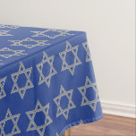 Stijlvol | Chanukah | STAR VAN DAVID Tafelkleed<br><div class="desc">Stijlvolle STAR VAN DAVID Tablecloth, met faux Silver Star van David in een getild patroon. Dit is een minimalistisch, eenvoudig elegant ontwerp, geschikt voor joodse feestdagen en feestelijkheden zoals Chanoeka, Passover, Rosh Hashanah, Bar/Bat Mitzvahs, enz. De achtergrond is Israëlisch midblauw. Beschikbaar in andere kleuren, of u kunt de kleur veranderen...</div>