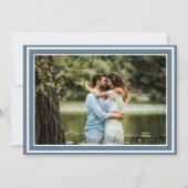 Stijlvol Dusty Blue & White Modern Photo Wedding Kaart (Achterkant)