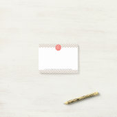 Stijlvol Eigen monogram en koraal Post-it® Notes (Op bureau)