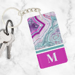 Stijlvol Elegant Trendy Agaat Initiaal Monogram Sleutelhanger<br><div class="desc">Stijlvolle Blauwgroen Magenta Pink Agaat Stone Monogram Sleutelhanger. Agaat kristallen en geodes blijven een favoriete trend! Deze print is voorzien van en tot dichtbij afbeelding van een blauwgroen of turquoise en paarse roze of fuchsia geodstone, compleet met kleine kristallen en witte banding. Geaccentueerd met levendige kleurenblokkering om het een moderne...</div>