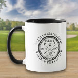 Stijlvol gat in één persoonlijk Golf Mok<br><div class="desc">Met een oud stempel-effect klassiek retrodesign. Geef de naam,  het nummer van de locatie en de datum een persoonlijk tintje om een fantastisch golfspel te creëer om dat fantastische gat in één te vieren. Ontworpen door: Thisnotme©</div>