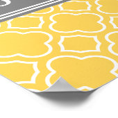 Stijlvol geel Quatrefoliepatroon met naam Poster (Hoek)
