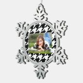 stijlvol geometrisch zwart wit geluidsdieptepatroo tin sneeuwvlok ornament (Rechts)