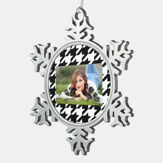 stijlvol geometrisch zwart wit geluidsdieptepatroo tin sneeuwvlok ornament (Rechts)